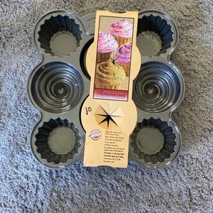 Wilton unique decorative bakeware cupcake maker.